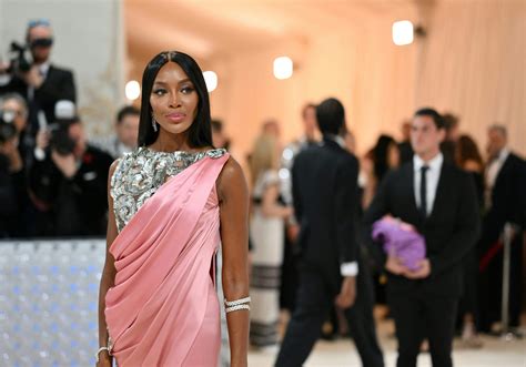 Naomi Campbell Upped The Ante With A Desi Touch In A Peach 